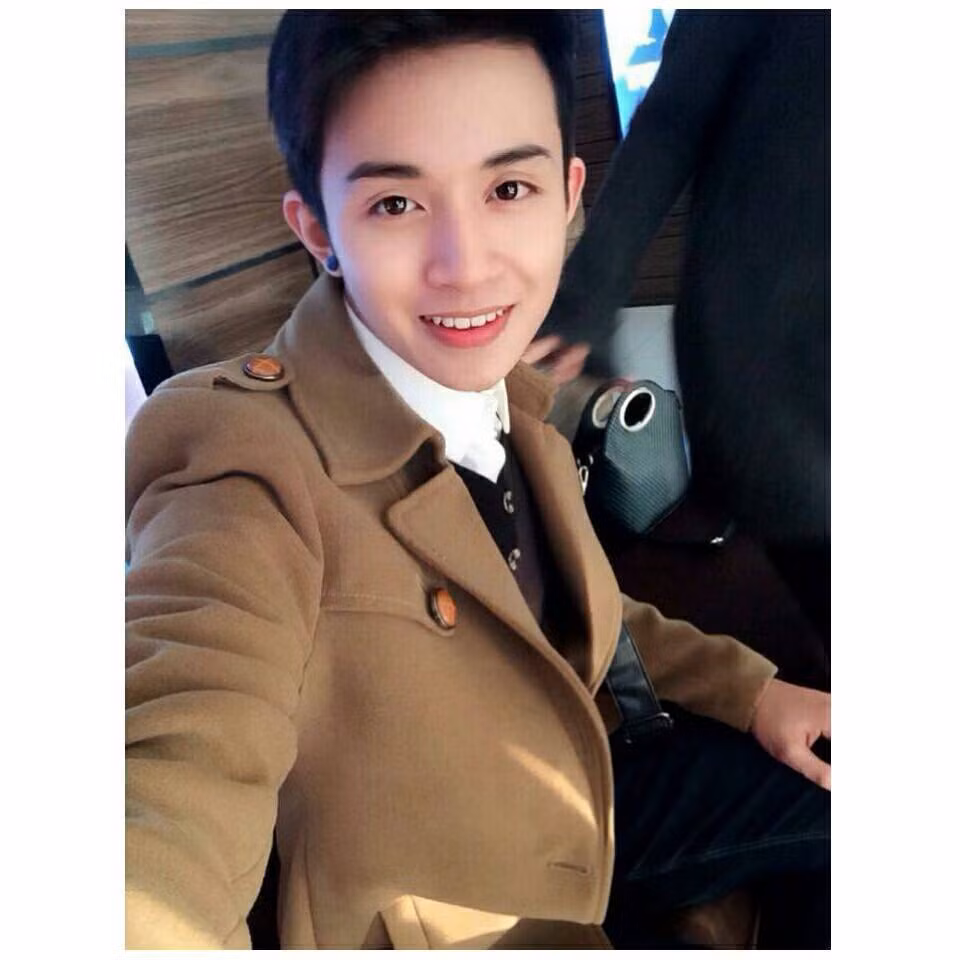 Cậu bạn sinh năm 1996 rất vui khi được dân mạng, bạn bè khen ngợi là đẹp trai, có nụ cười tỏa nắng và ngoại hình đẹp như các nhân vật nam trong truyện ngôn tình.