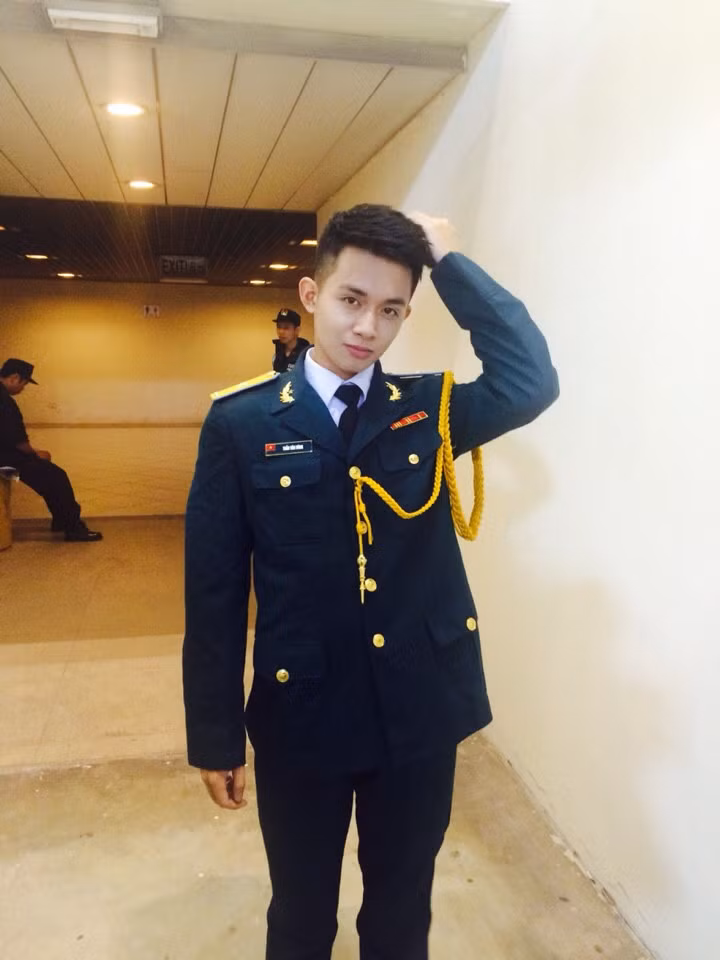 Theo tìm hiểu, nhân vật chính trong bức ảnh gây sốt, được dân mạng gọi là “ hot boy quân phục” tên thật là Bảo Hoàng, sinh năm 1996, học khoa Thanh nhạc, Đại học Văn hóa Nghệ thuật Quân đội. Đăng ảnh mặc quân phục lên mạng đúng ngày 2/9, Bảo Hoàng khiến nhiều người hiểu nhầm cậu là thành viên trong đoàn diễu binh mừng 70 năm ngày Quốc khánh.