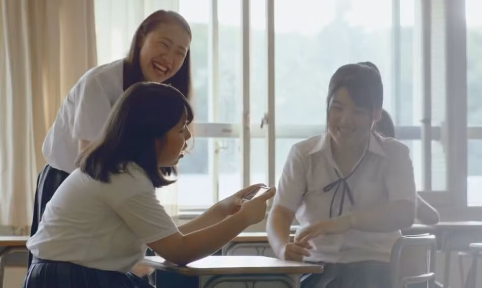 Tuy nhiên, theo tìm hiểu thực chất loạt ảnh của nữ sinh trèo tường là một sản phẩm dàn dựng. Đây là những cảnh trong một đoạn clip quảng cáo do các đạo diễn siêu “dị” người Nhật Bản lên ý tưởng.