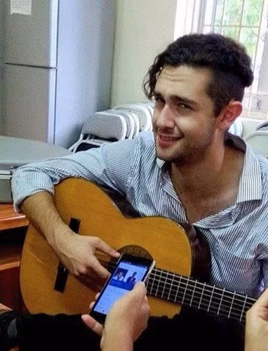 Theo tìm hiểu, thầy Josh London sinh năm 1992, đến từ từ thành phố Sherman Oaks, bang California, Mỹ. Thầy Josh là giáo viên môn tiếng Anh mới của trường THPT chuyên Tuyên Quang. Vì là giáo viên mới nên thầy Josh đã gây ấn tượng mạnh đối với các học sinh trong trường mình giảng dạy.