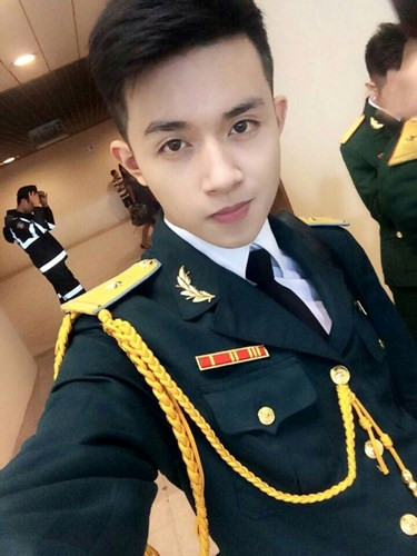 Trong ngày kỷ niệm 70 năm Quốc khánh 2/9, bức ảnh của một anh chàng đẹp trai mặc bộ quân phục bất ngờ nhận được số lượng "like" rất lớn trên mạng xã hội. Chỉ là một bức ảnh “tự sướng” bình thường nhưng do nhân vật chính quá đẹp trai nên đã tạo ra một hiệu ứng lạ trên mạng.