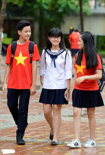 Trường THPT Dân lập Lương Thế Vinh. Hà Nội năm nay còn gây ấn tượng bởi đồng phục thủy thủ và cờ đỏ sao vàng, thể hiện tình yêu quê hương, biển đảo Tổ quốc.