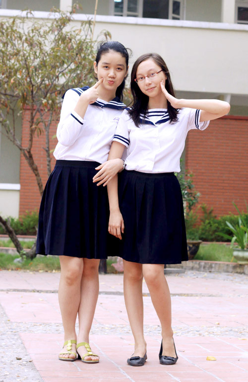 Mẫu áo thủy thủ màu trắng, viền xanh tím than, logo in trên ngực là đồng phục được yêu cầu mặc tất cả các ngày trong tuần. Nữ mặc váy xếp ly, nam mặc quần dài, cùng tông với màu viền áo.