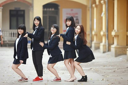 Đồng phục vest mùa đông lại là một niềm tự hào của teen Phan Đình Phùng. Bộ vest mang đến sự ấm áp trong mùa đông, đồng thời cũng rất lịch sự, đẹp và dễ kết hợp nhiều loại trang phục.