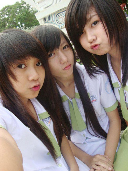 Trường THPT Nguyễn Thị Diệu, TP HCM lại là trường học có đồng phục mang màu sắc khác biệt, nổi bật nhất. Bộ đồ nổi bật với váy màu xanh nõn chuối. Các nữ sinh được diện váy xếp ly ngang đầu gối kết hợp với áo sơ mi trắng ngắn tay.