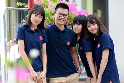 Trường THPT Marie Curie Hà Nội là nơi có đồng phục học sinh mang phong cách trẻ trung và thuộc hàng khác biệt nhất hiện nay. Bỏ đi màu trắng, kiểu dáng sơ mi thân quen, đồng phục trường Marie Curie là những chiếc áo phông có cổ, phối màu xanh và vàng nâu rất hiện đại. Ảnh dùng trong bài: Zing, FB.