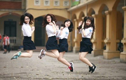 Chiếc váy đồng phục nữ sinh đẹp nhất ở Hà Nội có lẽ sẽ thuộc về đồng phục trường THPT Phan Đình Phùng, Hà Nội. Với độ dài vừa phải, các nữ sinh của trường luôn rất xinh xắn và cảm thấy thoải mái.