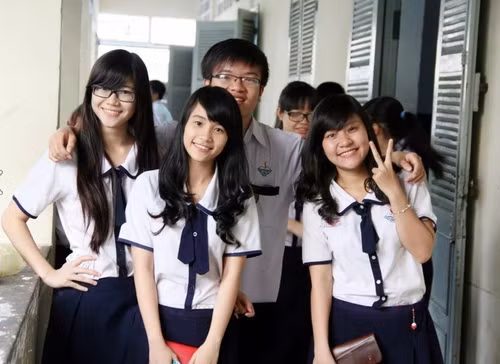 Trong khi đồng phục nam sinh được giữ nguyên kiểu dáng sơ mi truyền thống thì đồng phục nữ sinh lại đặc biệt hơn với chiếc váy được thiết kế chữ A cao ngang gối, khiến các bạn gái trông nữ tính, dịu dàng.