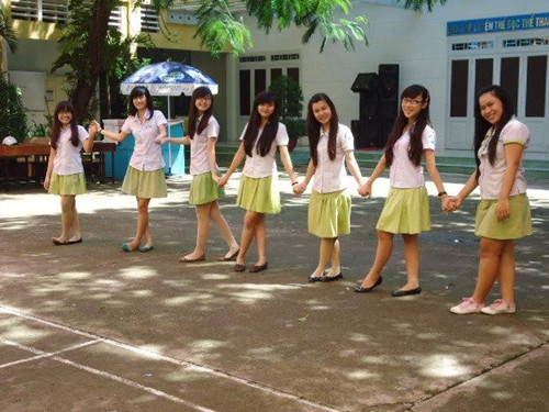 Các nữ sinh có thể đeo thêm cà vạt hoặc không tuỳ theo ý thích cá nhân. Bộ đồng phục nữ sinh trường Nguyễn Thị Diệu đẹp và dường như phù hợp với mọi vóc dáng nên được các teen rất yêu thích.