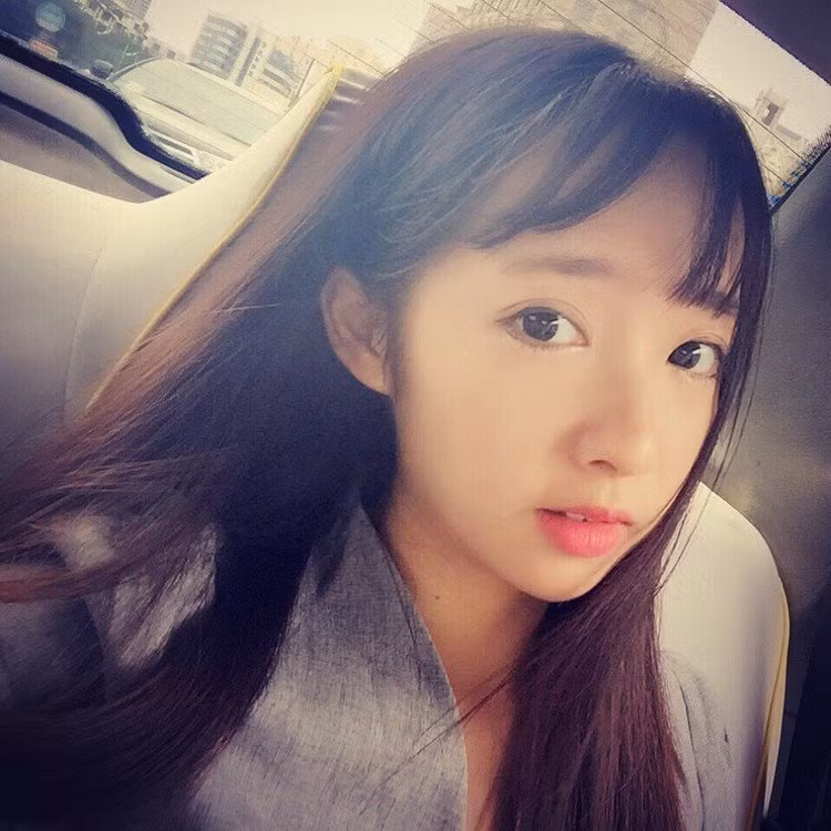 Trên mạng xã hội, Đới Ngọc chia sẻ cô có được vóc dáng đẹp từ nhỏ, dù ăn nhiều, không tập thể dục nhưng cũng không bị tăng, thừa cân đến mức không thể kiểm soát.