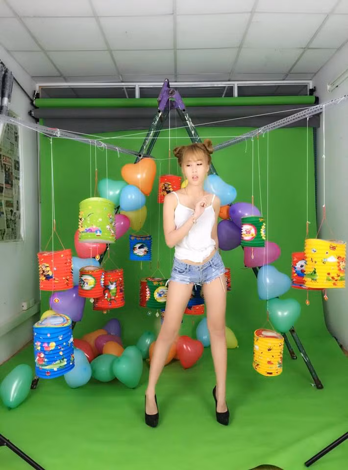 Theo tìm hiểu, chân dài 9X ném tiền giữa phố Sài Gòn tên thật là Trương Quỳnh Tiên, sinh năm 1996, hiện sinh sống tại TP HCM và làm công việc của một người mẫu ảnh.