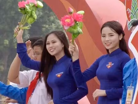 Hoàng Thị Phương Thảo là gương mặt không còn xa lạ với giới trẻ Việt khi cô là người xuất sắc vượt qua hơn 1.700 thí sinh cả nước để trở thành Hoa khôi Nữ sinh viên Việt Nam Duyên dáng 2014. Mới đây hình ảnh Phương Thảo xuất hiện bên cạnh Hoa hậu Kỳ Duyên tại lễ diễu binh 2/9 một lần nữa thu hút sự chú ý của quần chúng, dân mạng Việt.