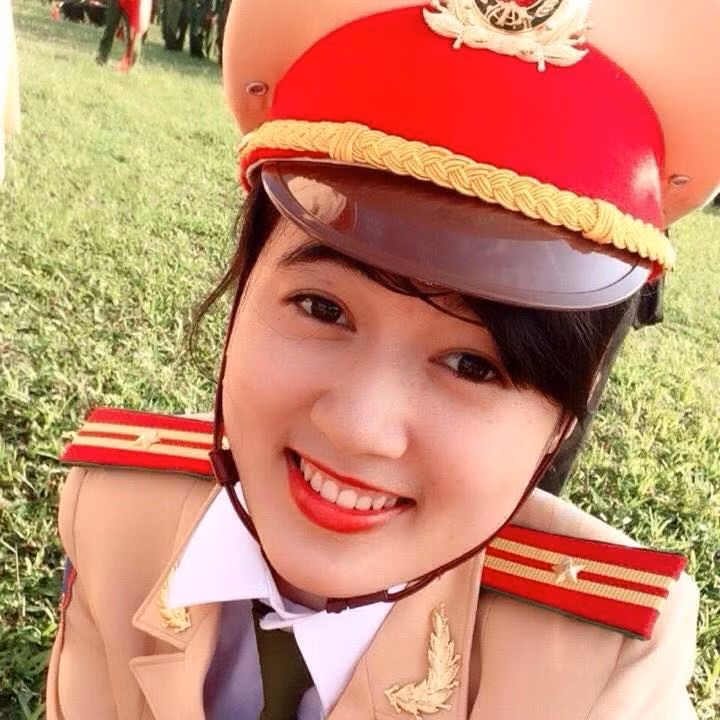 Bất ngờ nổi tiếng trên mạng, Nguyệt Hằng tỏ ra rất bất ngờ. Khi được bạn bè gắn tên vào những bài viết liên quan đến “hot girl CSGT trong đoàn diễu binh”, “Nữ CSGT xinh nhất đoàn diễu binh”… Nguyệt Hằng còn tỏ ra khá ngại ngùng.