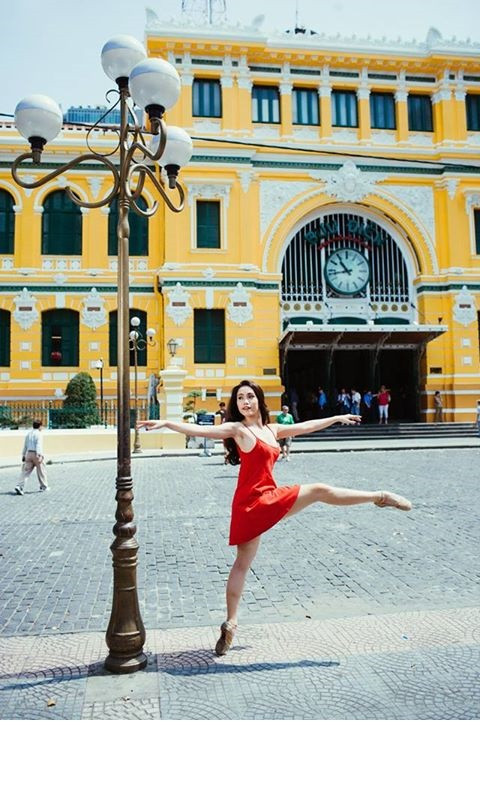 Loạt tác phẩm gây ấn tượng nhất của Hải Anh thời gian gần đây là những bức hình “tân giai nhân làng múa” này bay bổng, “phiêu” trên đường phố Sài Gòn. Những động tác múa uyển chuyển của Hải Anh, kết hợp với phần khung cảnh của nhiều địa điểm quen thuộc của Sài Gòn tạo ra màu sắc nghệ thuật, cảm xúc gửi gắm tới người xem.