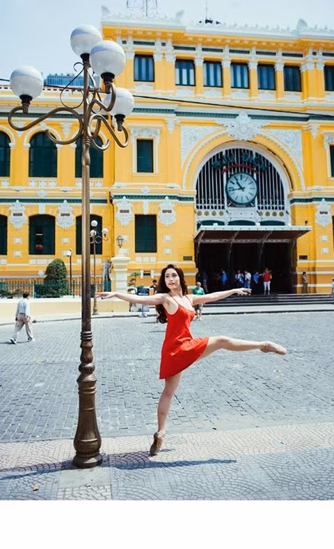 Loạt tác phẩm gây ấn tượng nhất của Hải Anh thời gian gần đây là những bức hình “tân giai nhân làng múa” này bay bổng, “phiêu” trên đường phố Sài Gòn. Những động tác múa uyển chuyển của Hải Anh, kết hợp với phần khung cảnh của nhiều địa điểm quen thuộc của Sài Gòn tạo ra màu sắc nghệ thuật, cảm xúc gửi gắm tới người xem.