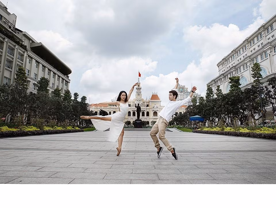 “Chụp ảnh múa thật sự rất khó vì nhất thiết phải đẹp cả hai mặt: một mặt là đẹp về thần thái, và mặt còn lại là đẹp về chuyên môn múa. Tức là dáng múa phải làm sao thật chuẩn xác, phải lưu được đỉnh điểm của động tác đồng thời diễn xuất mặt cũng phải đẹp nữa. Cuối cùng là công đoạn chỉnh sửa ảnh, chọn ra một tấm đẹp nhất trong từng bộ để đưa vào sách, và lại cùng nhau họp để chọn chất liệu in tranh triển lãm sao cho tôn được cái hồn của bức ảnh nhất”, nữ nghệ sĩ múa xinh đẹp tiết lộ.