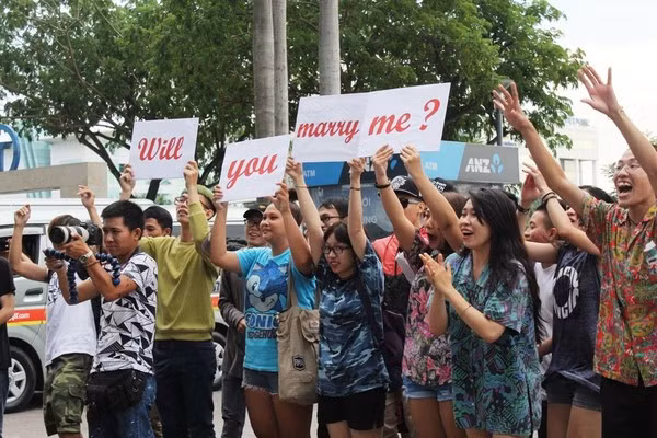 Các cô gái cũng mang đến những tấm biển in dòng chữ tỏ tình, cầu hôn và tích cực cổ vũ để bạn gái nhận lời Mã Siêu. Màn cầu hôn được ghi lại thành clip, chia sẻ lên nhiều fanpage diễn đàn mạng và khiến nhiều người phải trầm trồ ghen tị. Bạn bè của Mã Siêu, Lan Anh cũng thi nhau khen ngợi đôi trẻ và gửi tới những lời chúc tốt đẹp nhất.