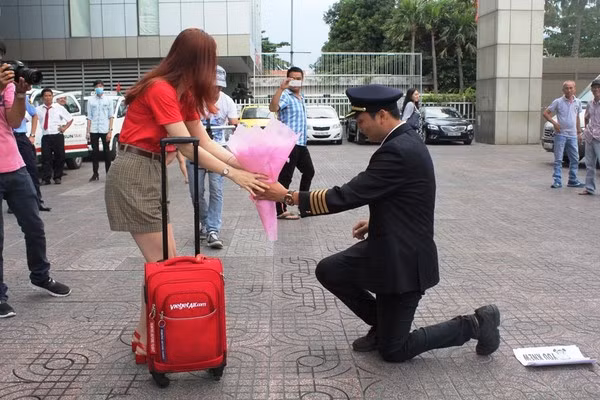 Thấy bạn gái xuất hiện, bạn bè của Mã Siêu xuất hiện và nhảy flashmob, sau đó “ông trùm người mẫu” xuất hiện, mặc bộ đồ hàng không và mang theo hoa, nhẫn tiến đến quỳ trước mặt Lan Anh cầu hôn với cô.