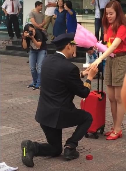 Từ bất ngờ, ngượng ngùng, Lan Anh dần chuyển sang cảm giác hạnh phúc, sung sướng. Trong tiếng hò reo cổ vũ của bạn bè và một số người đi đường, Lan Anh đã vui vẻ nhận lời cầu hôn của Mã Siêu và được anh trao nhẫn.