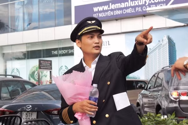 Anh Mã Siêu (tên thật là Lê Bá Hải Siêu) vốn là ông trùm, quản lý truyền thông của một số hoa hậu, hot girl. Yêu bạn gái tên Lan Anh được 3 năm, anh quyết định tạo một bất ngờ cho bạn gái trong buổi chiều đi làm về. Được biết kế hoạch cầu hôn được Mã Siêu và bạn bè lên kế hoạch từ 2 tháng trước đó. 