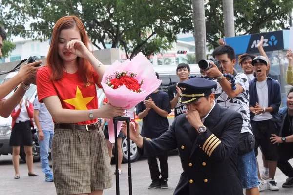 Nữ tiếp viên hàng không xinh đẹp Lan Anh trước sự xuất hiện và hành động của bạn trai đã tỏ ra vô cùng bất ngờ. Lan Anh ngượng ngùng che mặt, mỉm cười khi Mã Siêu quỳ trước mặt cô nói lời yêu, cầu hôn tha thiết.