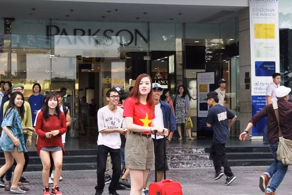 Mới đây, màn cầu hôn của “ông trùm hoa hậu" Mã Siêu với bạn gái là nữ tiếp viên hàng không xinh đẹp chiều 2/9 khiến dân mạng Việt xôn xao, trầm trồ thán phục về một ý tưởng tuyệt hay. Màn cầu hôn diễn ra gần sân bay Tân Sơn Nhất và những người chứng kiến đã ghi lại được rất nhiều cảm xúc đặc biệt của hai nhân vật chính.