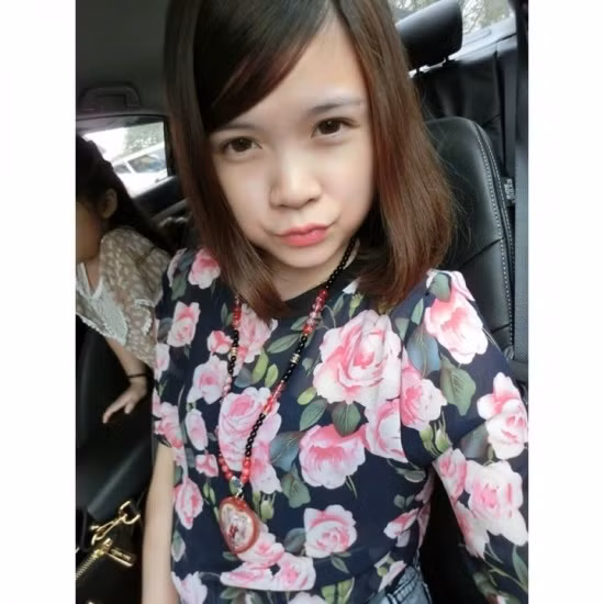 Không ai có thể tin cô gái xinh đẹp có khuôn mặt "non choẹt" và nhiều hành động nhắng nhít giống học sinh cấp hai này đã là một bà mẹ ba con. Câu chuyện về Yori, những hình ảnh chụp gia đình, những đứa con của cô đang trở thành tâm điểm trên mạng Malaysia và một vài quốc gia lân cận.