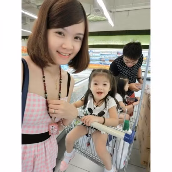 Kết hôn từ sớm, Yori hiện là mẹ của hai cô con gái sinh đôi và một bé trai út. Yori không tiết lộ tuổi thật của mình nhưng dân mạng Malaysia dự đoán cô nàng đang ở độ tuổi từ 20-23 tuổi nhưng lại có nhan sắc, khuôn mặt trẻ hơn tuổi của mình rất nhiều.