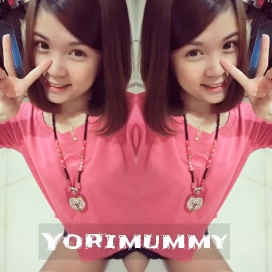 Ngắm khuôn mặt trẻ măng và những hành động nhắng nhít của bà mẹ trẻ như học sinh cấp hai.