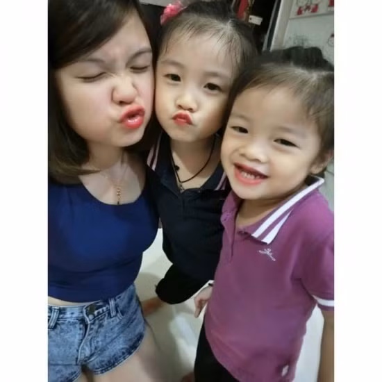 Trên mạng xã hội, bà mẹ hot girl thường xuyên khoe những bức ảnh chụp chung với hai cô con gái đầu lòng xinh xắn và kháu khỉnh. Hai bé gái có khuôn mặt rất giống mẹ, chưa rõ tuổi nhưng hiện đã khá lớn và hoạt bát.