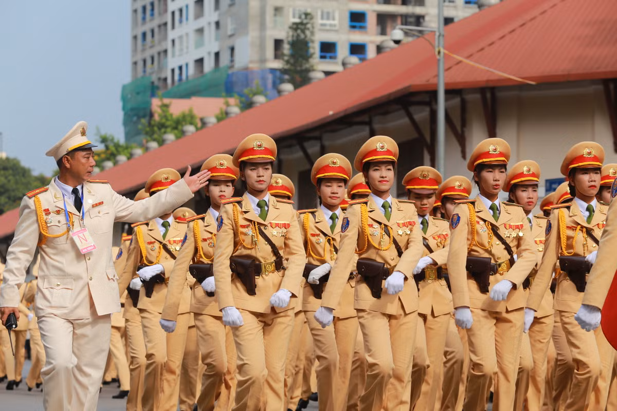 Đội hình nữ chiến sĩ cảnh sát giao thông xinh đẹp.