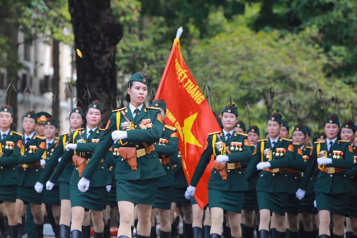 Khối nữ sỹ quan thông tin xinh tươi.