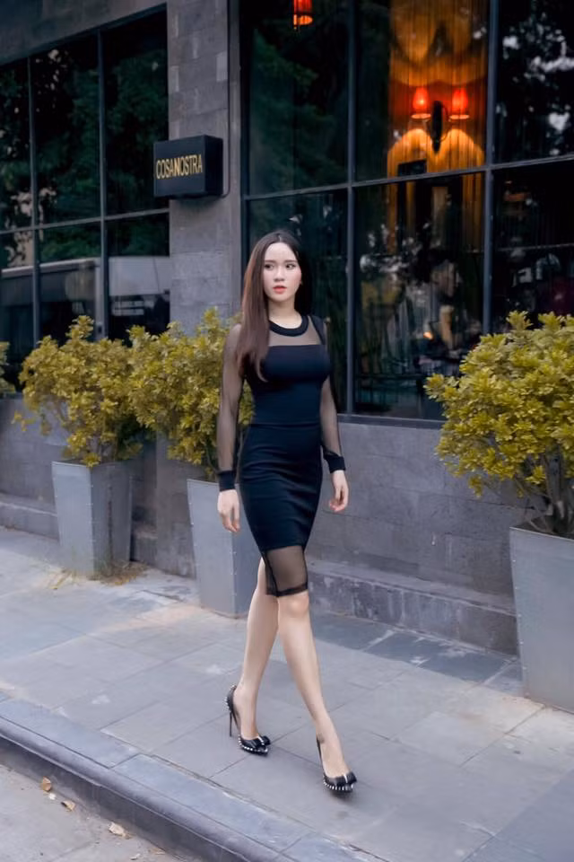 Lê Thanh Huyền, sinh năm 1994 là gương mặt trẻ Hà thành sở hữu sức quyến rũ và vẻ đẹp được khá nhiều người biết đến. Thanh Huyền là người mẫu ảnh, khách quen của nhiều nhiếp ảnh gia trẻ và là người mẫu quảng cáo cho nhiều shop thời trang ở Hà Nội.