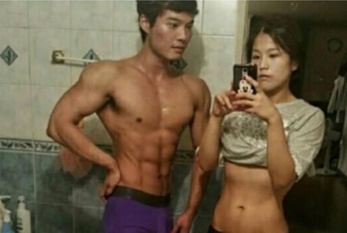 Chị vợ Ji Hoo hiện tại cũng đã sở hữu thân hình thon gọn, bụng phẳng lỳ, hai vòng một, vòng ba phổng phao gợi cảm và còn có đôi chân thon như của các cô người mẫu. Hình ảnh sau giảm cân của đôi vợ chồng trẻ trở thành một đề tài gây xôn xao mạng xã hội Hàn Quốc vài ngày gần đây.