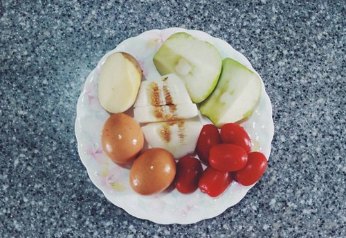 Khẩu phần ăn của cặp đôi mũm mĩm chủ yếu chỉ có thịt ức gà, lòng trắng trứng, bắp cải và rất nhiều loại rau quả khác. Ngoài ra đôi vợ chồng trẻ cũng tích cực tập luyện, chạy bộ, tập gym hàng ngày để cơ thể săn chắc hơn.