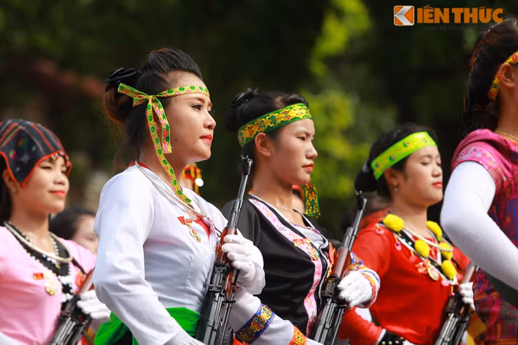 Khối nữ dân quân đại diện 54 dân tộc Việt Nam - những "cánh hoa" núi rừng khắp đất nước.