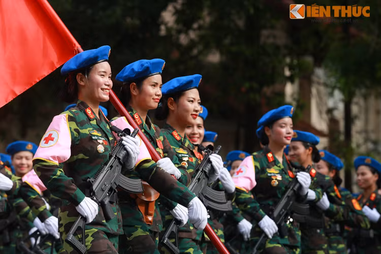 Khối chiến sĩ Quân y với một dàn các cán bộ, nữ quân nhân xinh đẹp nhận được rất nhiều lời tán thưởng, tiếng reo hò, tràng pháo tay của người dân. Theo quan sát của PV, Quân y là khối tập trung nhiều bóng hồng xinh đẹp và gây ấn tượng mạnh nhất trong đoàn diễu binh sáng nay.