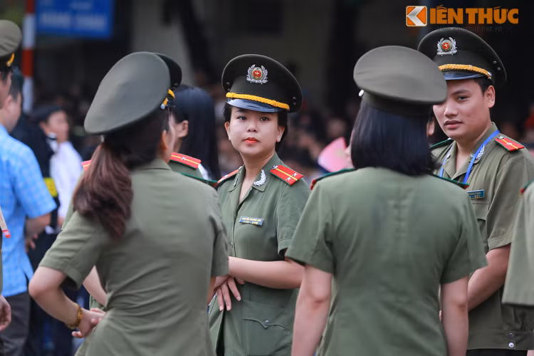 Trong đoàn quân và khối cán bộ phục vụ lễ diễu binh xuất hiện nhiều bóng hồng xinh đẹp, trở thành tâm điểm chú ý của cánh phóng viên và người dân hai bên đường.