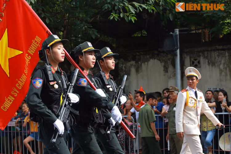 Các nữ chiến sĩ thuộc khối Cảnh sát đặc nhiệm cũng khiến nhiều quan khách "ngẩn ngơ" vì vẻ nữ tính, nét duyên dáng hoà trộn cực khéo cùng bộ cảnh phục, những khí tài, vũ khí mạnh mẽ.