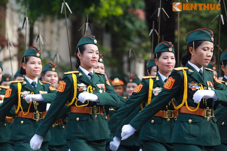 Những bộ cảnh phục nghiêm trang đi kèm với những nụ cười đầy vẻ hãnh diện của các nữ quân nhân, chiến sĩ xinh đẹp trở thành đề tài hấp dẫn nhiều tay săn ảnh.