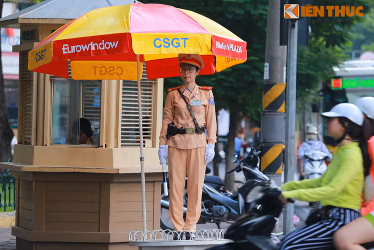 Nhiệm vụ chính của các nữ CSGT trong những kỷ niệm 70 năm Quốc khánh 2/9 là túc trực tại các ngã tư, nút giao thông quan trọng, hướng dẫn phân luồng, đảm bảo giao thông thông thoáng, tránh tình trạng ùn tắc.