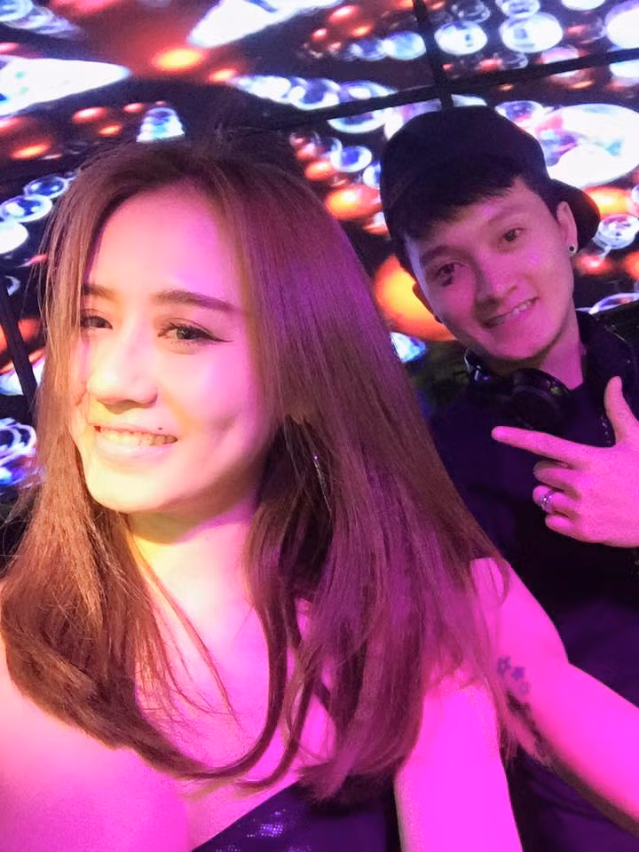 Tất cả những điều mới được tiết lộ này khiến các bạn trẻ, dân mạng không khỏi tò mò. Bức tâm thư của Triều Tiên nhận được số lượt like khá lớn và dân mạng cũng đang bắt đầu tìm kiếm người đàn ông xăm trổ, bố của đứa bé mà Triều Tiên đang mang.