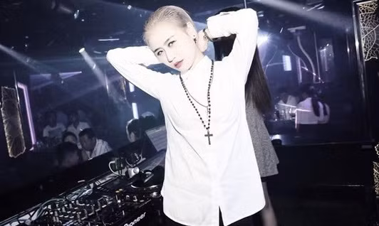 Khác với tạo hình gợi cảm, bốc lửa cách đây không lâu... kiểu tóc mới tạo cho Triều Tiên một hình ảnh mới "ngầu" hơn, mạnh mẽ hơn và đó cũng là điểm mới thu hút sự quan tâm của nhiều khán giả, bạn trẻ.