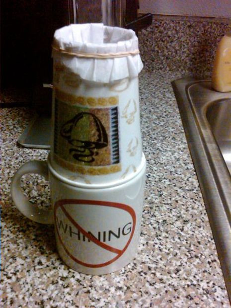 Không có phin pha cafe - Không sao! Đã có chiếc cốc giấy đục thủng 2 đầu, bịt giấy ăn để lọc cafe cũng rất tốt. Chuyện sinh viên ăn ở nhếch nhác, luộm thuộm đã là điều quen thuộc ở bất cứ ký túc xá nào.