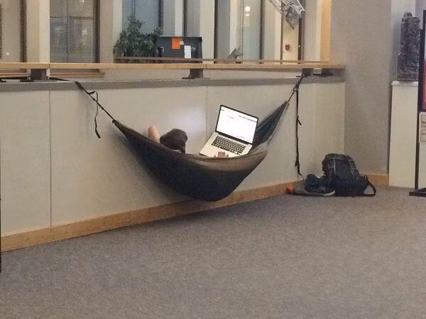 Với tính lười biếng đặc trưng của đa số sinh viên, những vật dụng tự chế, đồ đạc theo kiểu câu buộc như thế này là điều thường thấy trong các ký túc xá, nhà ở cho sinh viên.