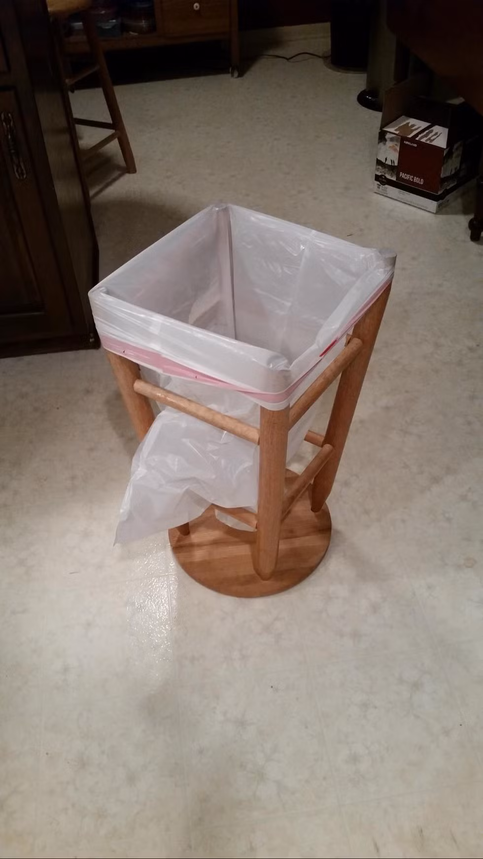 Chiếc ghế gỗ lật ngược cùng được lồng túi nilon này có thể được sử dụng như một thùng rác, thậm chí là cả một bệ xí, bồn cầu di động của các cô cậu sinh viên lười biếng.