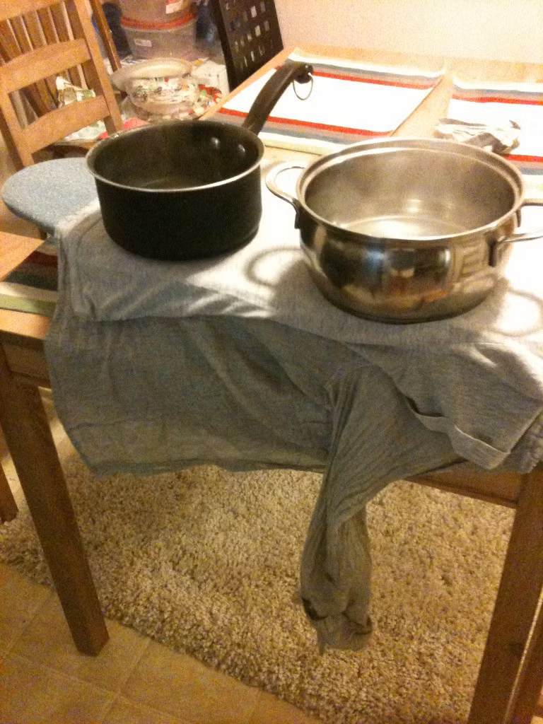 Không có bàn là, sinh viên phương Tây sử dụng nồi, xoong đựng nước sôi để ủi quần áo. Cảnh ăn ở nhếch nhác như thế này có thể khiến các phụ huynh phải khóc thét.