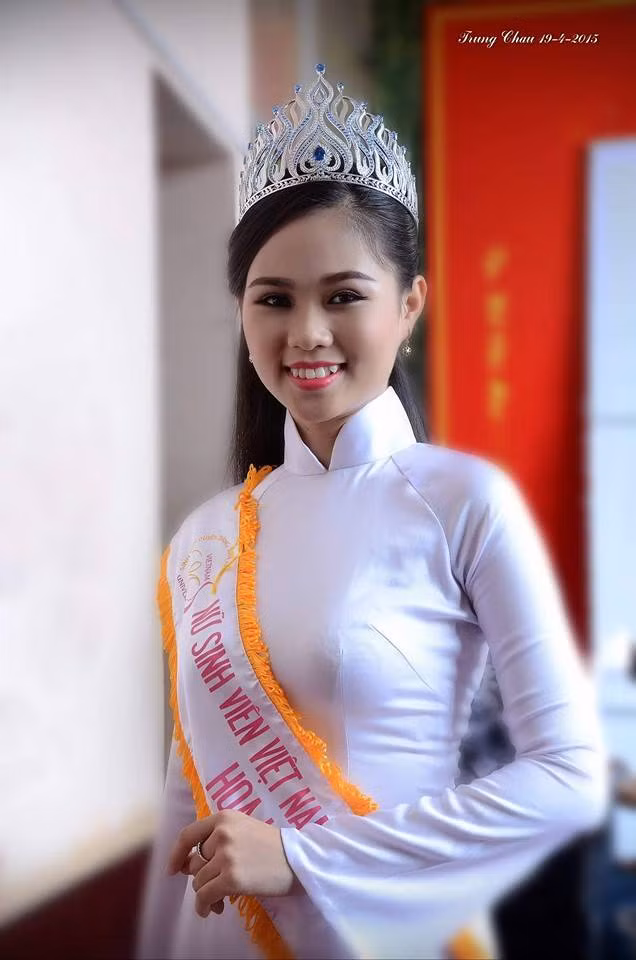 Bức ảnh Phương Thảo mặc áo dài, cười rạng rỡ bên Hoa hậu Kỳ Duyên, tay cầm hoa vẫy chào được rất nhiều diễn đàn mạng chia sẻ. Ngay lập tức cô trở thành nhân vật tâm điểm, được săn đón và lục tìm lại thông tin.