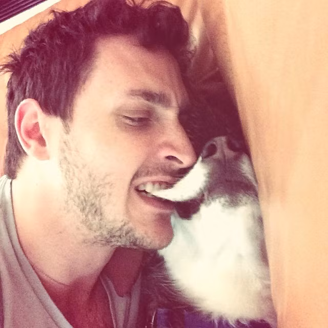 Những hành động thể hiện tình cảm như ôm, thậm chí hôn chú chó của mình khiến bác sĩ hot boy chiếm trọn tình cảm của hội các bạn trẻ yêu quý động vật.