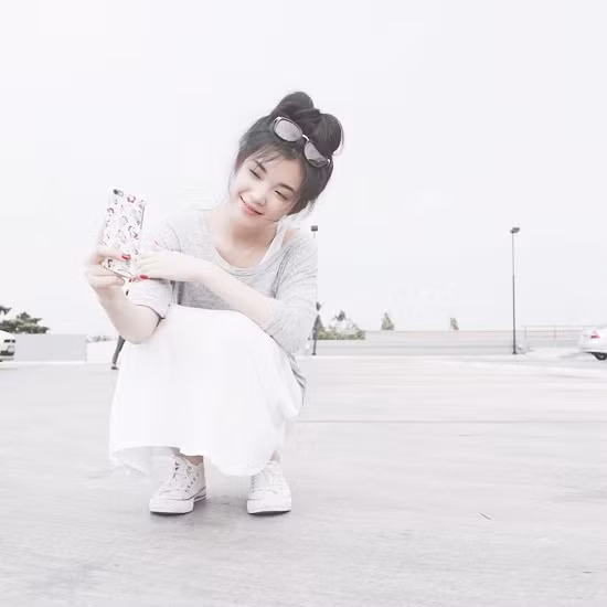 Các fan Thái Lan đặc biệt ấn tượng với tính cách đơn giản của Pang Nattha. Điều này được thể hiện rõ qua cách chọn trang phục, cô nàng 9X thường chọn những phong cách nhẹ nhàng giá cả phải chăng ở các quầy hàng trong chợ Jatujak.